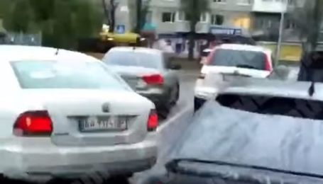 В Киеве в масштабном ДТП не разминулись сразу шесть машин