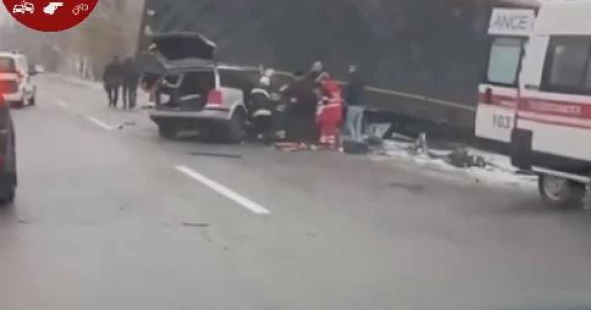 В Киевской области на скользкой дороге в фуру въехало сразу два автомобиля