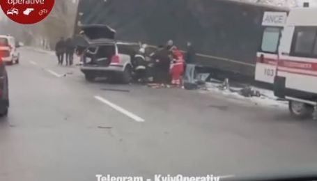 В Киевской области на скользкой дороге в фуру въехало сразу два автомобиля