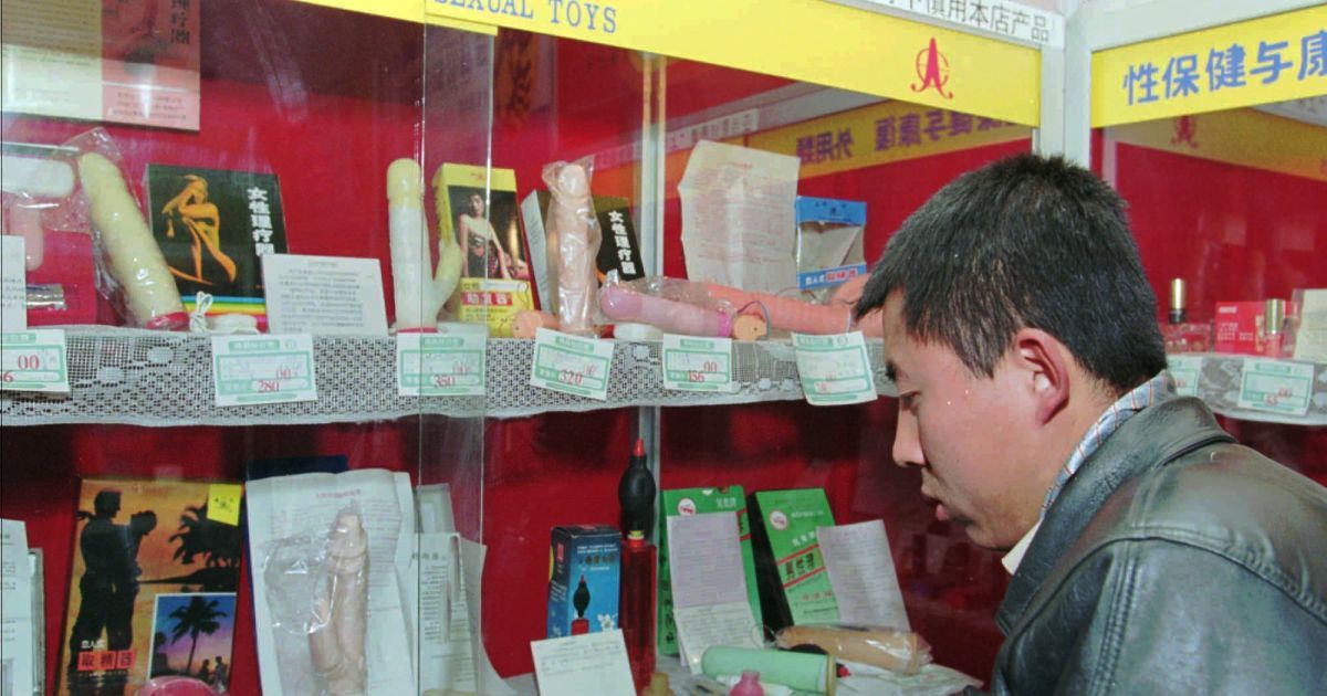 В Індонезії знищили сотні секс-іграшок, попит на які зріс через пандемію