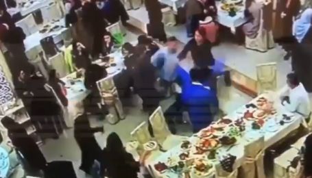 Російський боєць напідпитку влаштував бійку на весіллі: з’явилося відео