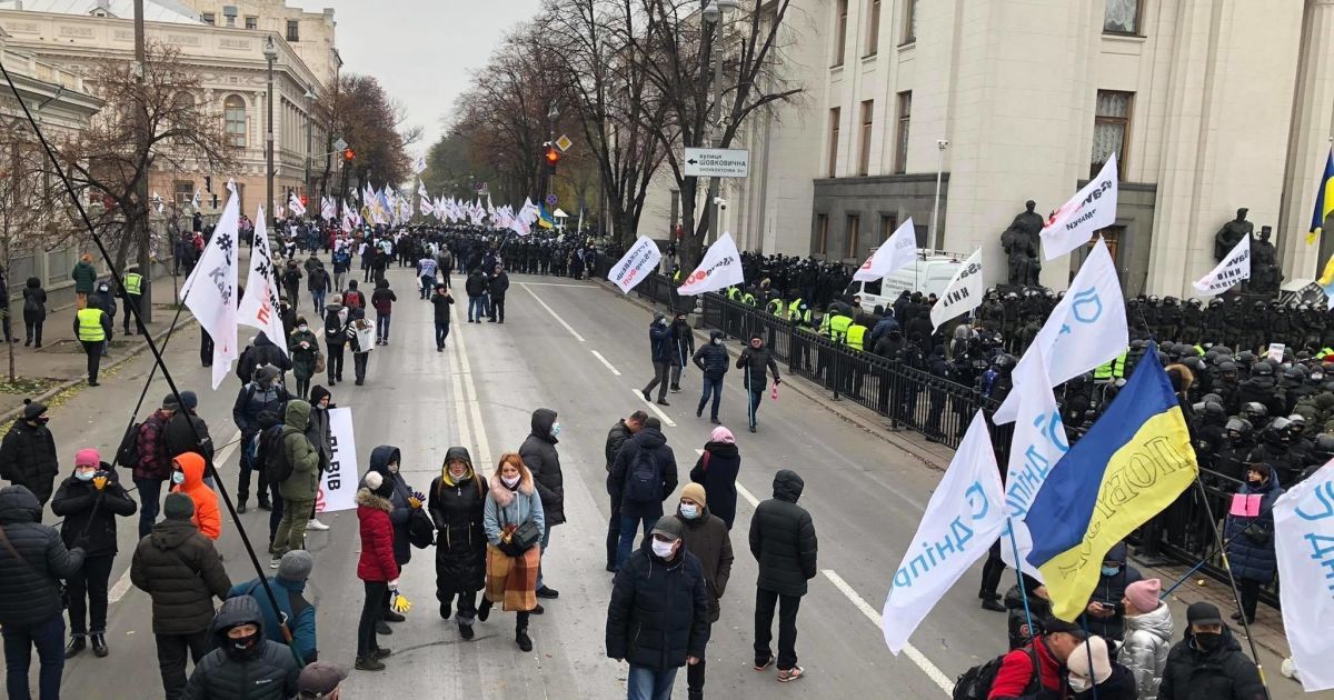 У Києві мітингувальники перекрили рух вулицею Грушевського в обох напрямках