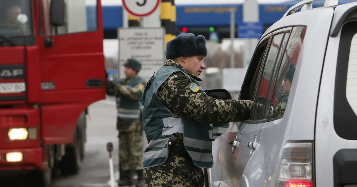 На КПП з Польщею утворилися величезні черги: люди годинами чекають на перетин кордону