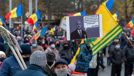 В Молдове тысячи людей протестуют против власти Додона: требуют досрочные парламентские выборы