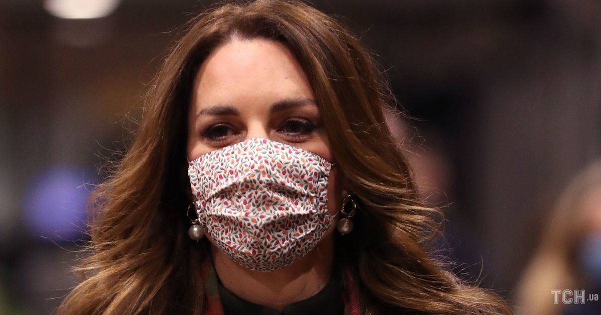 У пальті від Alexander McQueen і в святковому шарфі: герцогиню Кембриджську сфотографували на вокзалі