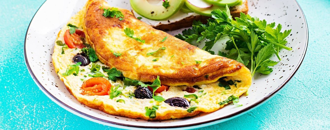 Вкусный омлет с оливками и помидорами на завтрак
