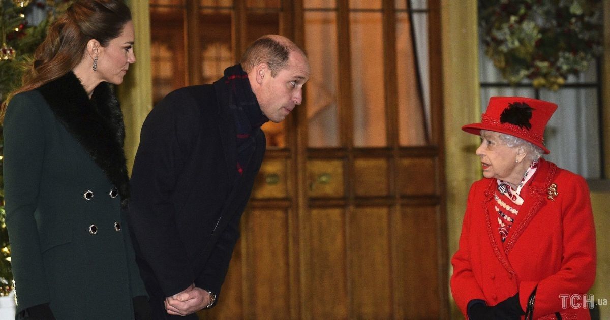 У червоному пальті: королева Єлизавета II зустрілася з Кейт та Вільямом і іншими рідними у Віндзорі