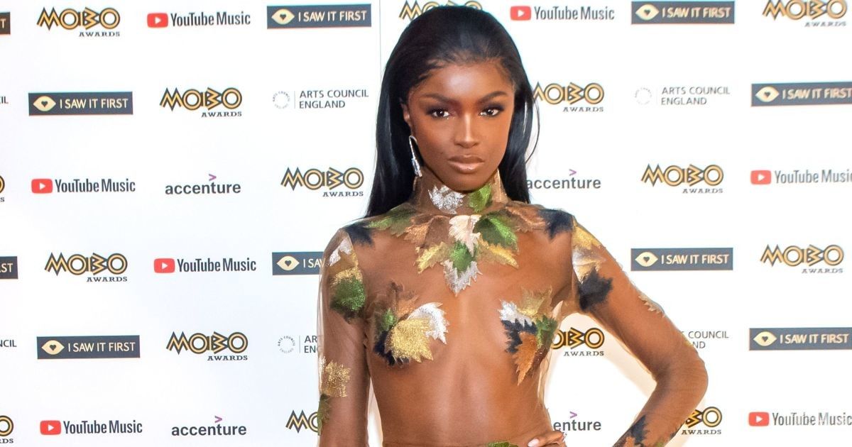 Без капли стеснения: "ангел" Victoria's Secret пришла на церемонию в полностью прозрачном ромпере