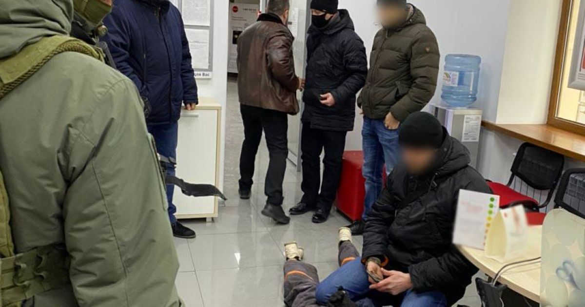 В Мариуполе мужчина захватил отделение банка и угрожал его взорвать