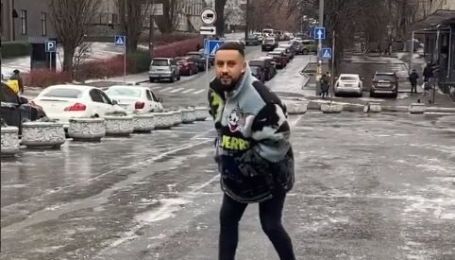 MONATIK в центре Киева устроил покатушки на гололедице