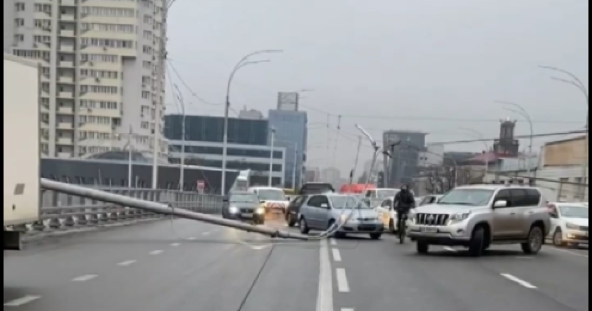 В Киеве на Шулявском мосту столб упал на машину: фото