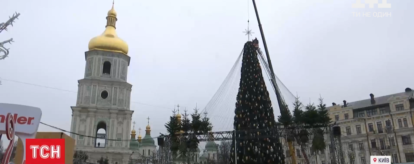 В Киеве на главной елке установили звезду вместо шляпы