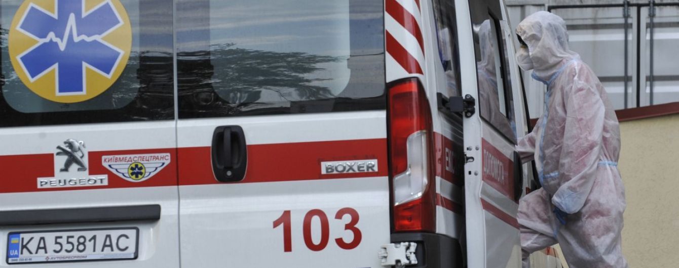 Грыз капельницу и размахивал кулаками: в Черкасской области агрессивный пациент напал на медиков "скорой"