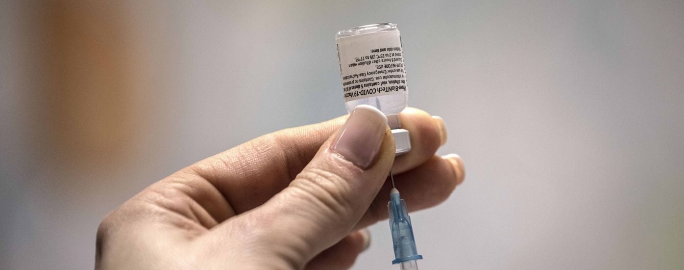 В Україні скасували вакцинацію від коронавірусу поза чергою: у МОЗ пояснили, кого щепитимуть залишками
