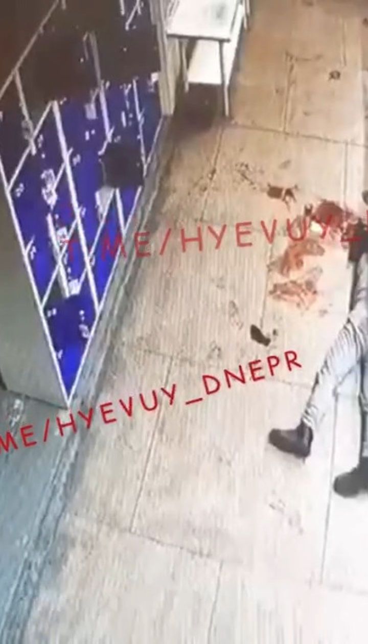 Накинувся і бив до знепритомнення: у Дніпрі у супермаркеті неадекватний чоловік напав на підлітка