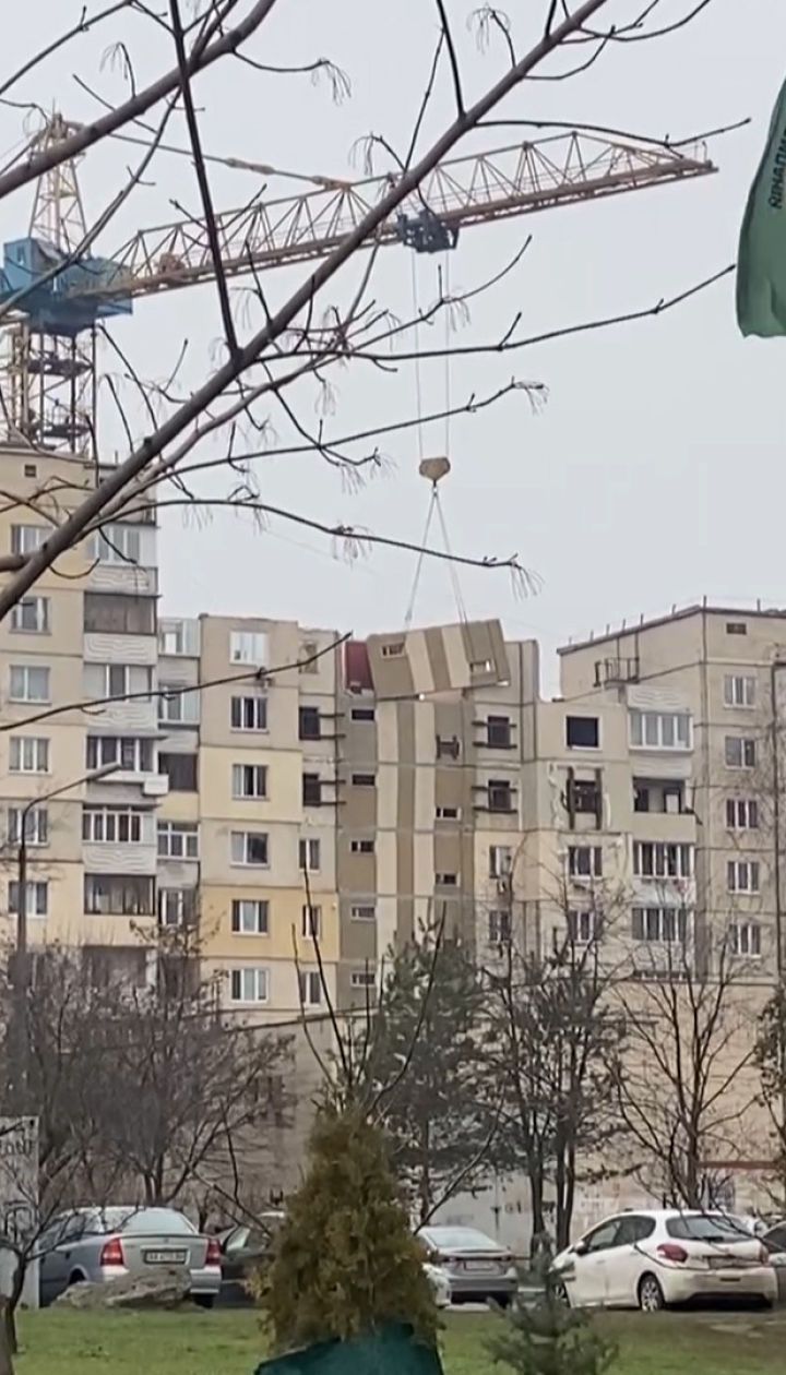 Появилось видео, как в Киеве разбирают разрушенную взрывом многоэтажку на Позняках