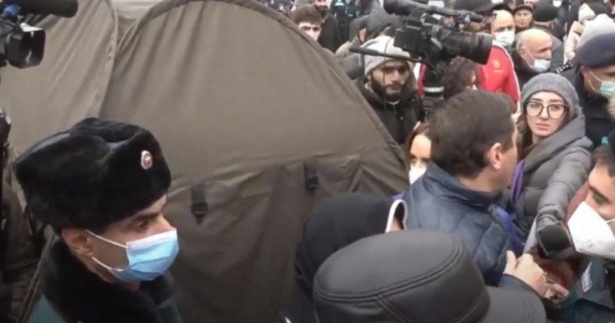 В Ереване продолжаются акции протеста: объявлена общенациональная забастовка