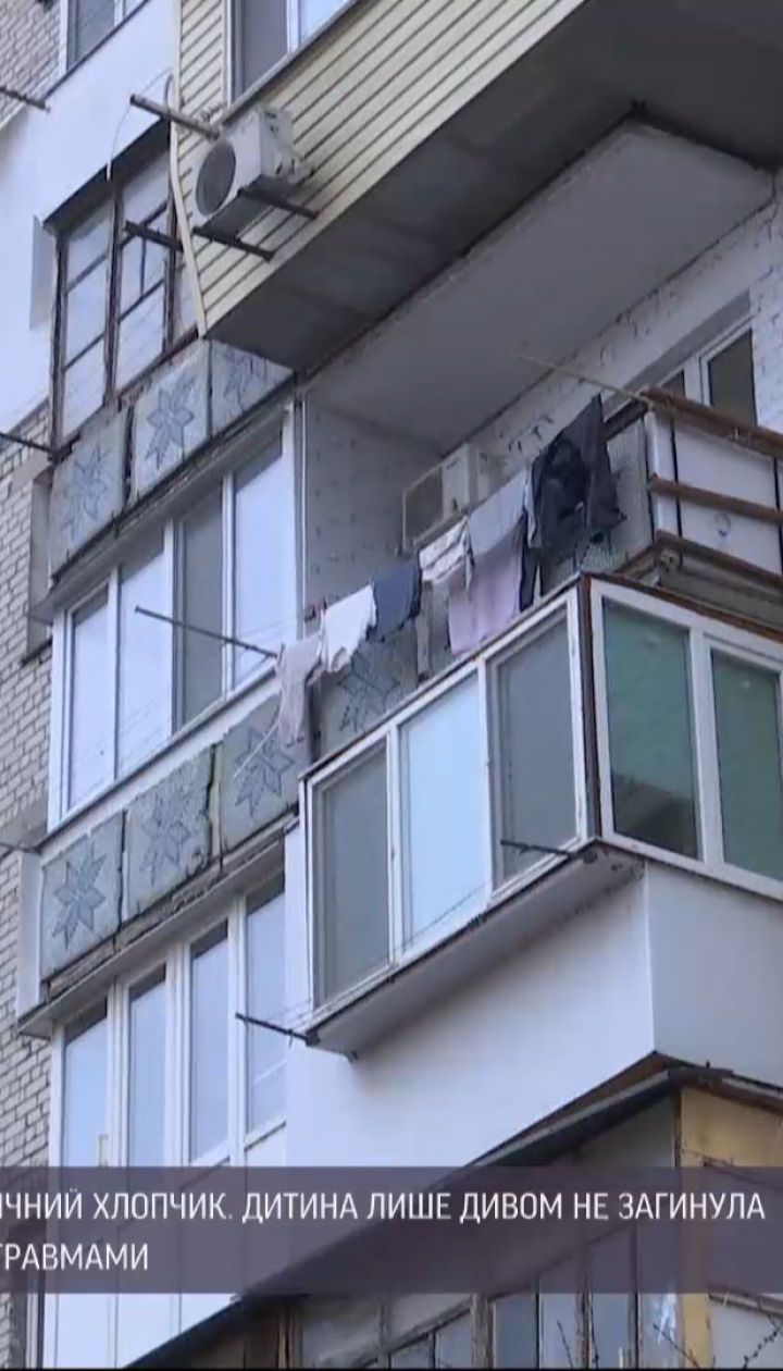 В Одессе едва не погиб мальчик при падении из окна