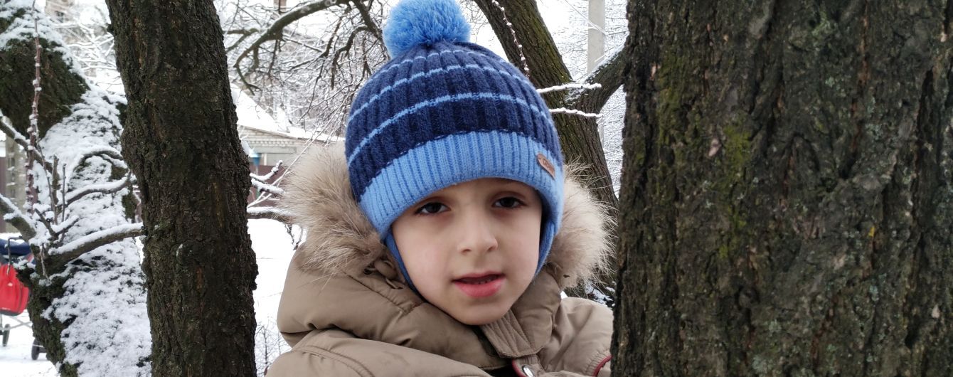 Родина Чикаренків просить допомоги у лікуванні синів
