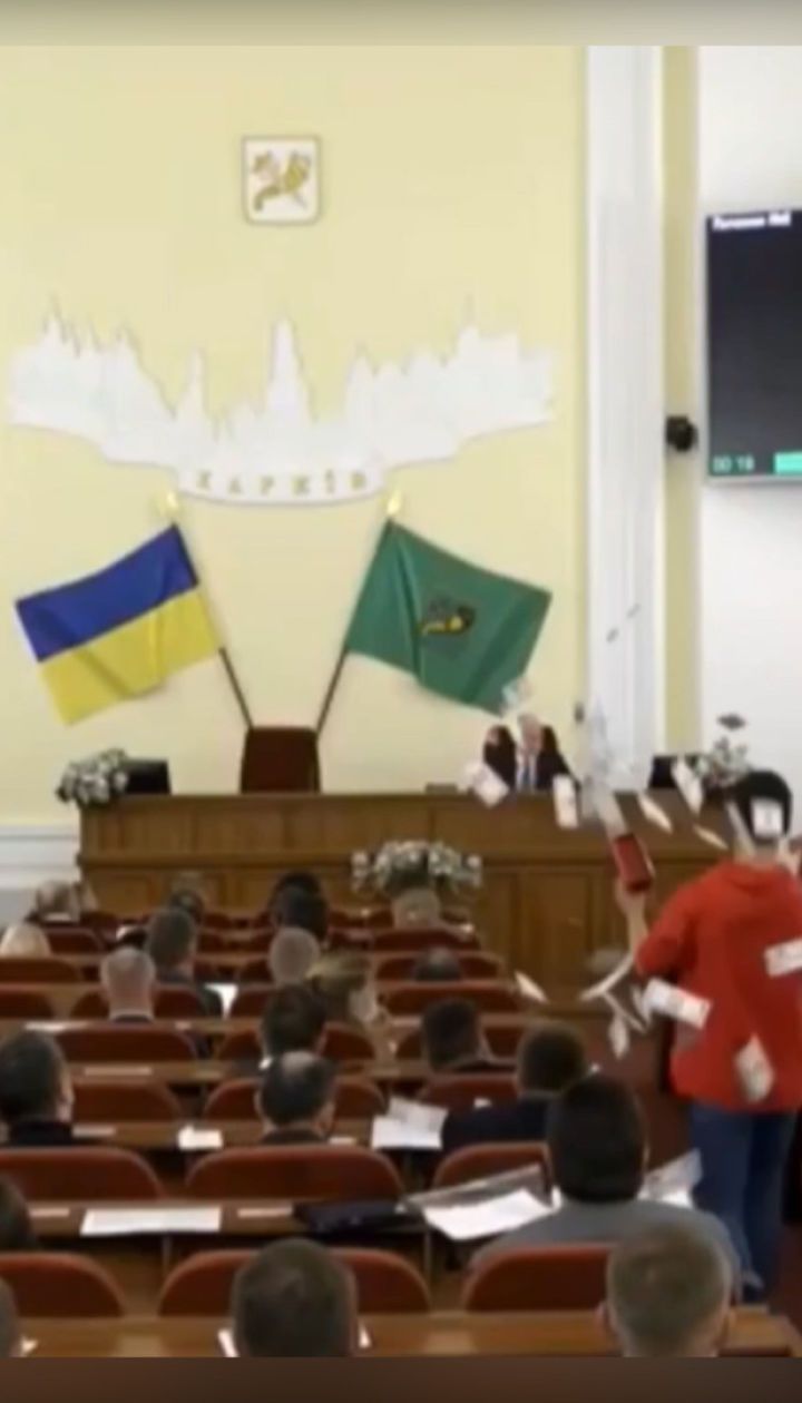 У Харкові на сесії міськради хлопець "розстріляв" депутатів з пістолетів з грошима