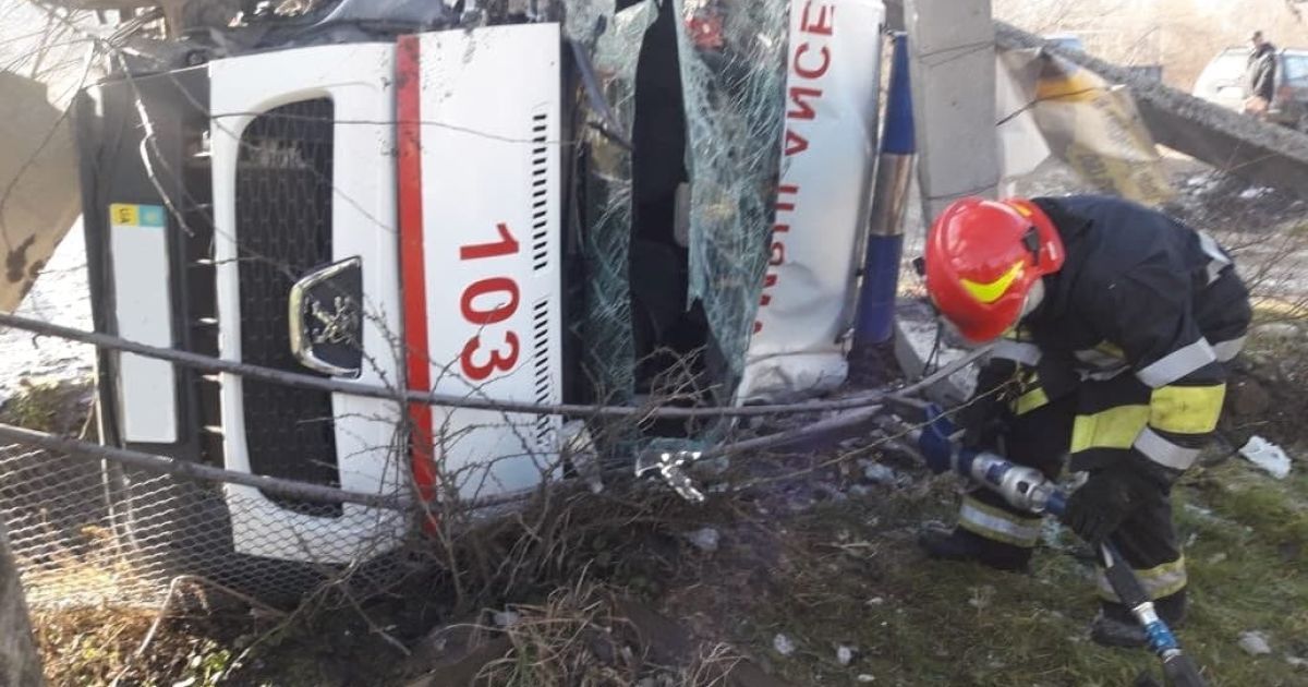 В Івано-Франківській області в ДТП перекинулася "швидка": є потерпілі
