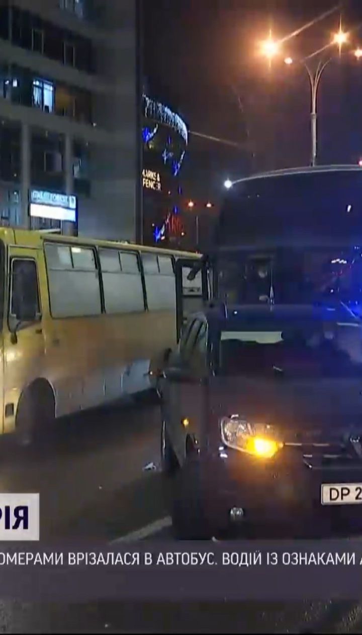 У Києві автомобіль із дипломатичними номерами зіштовхнувся із автобусом