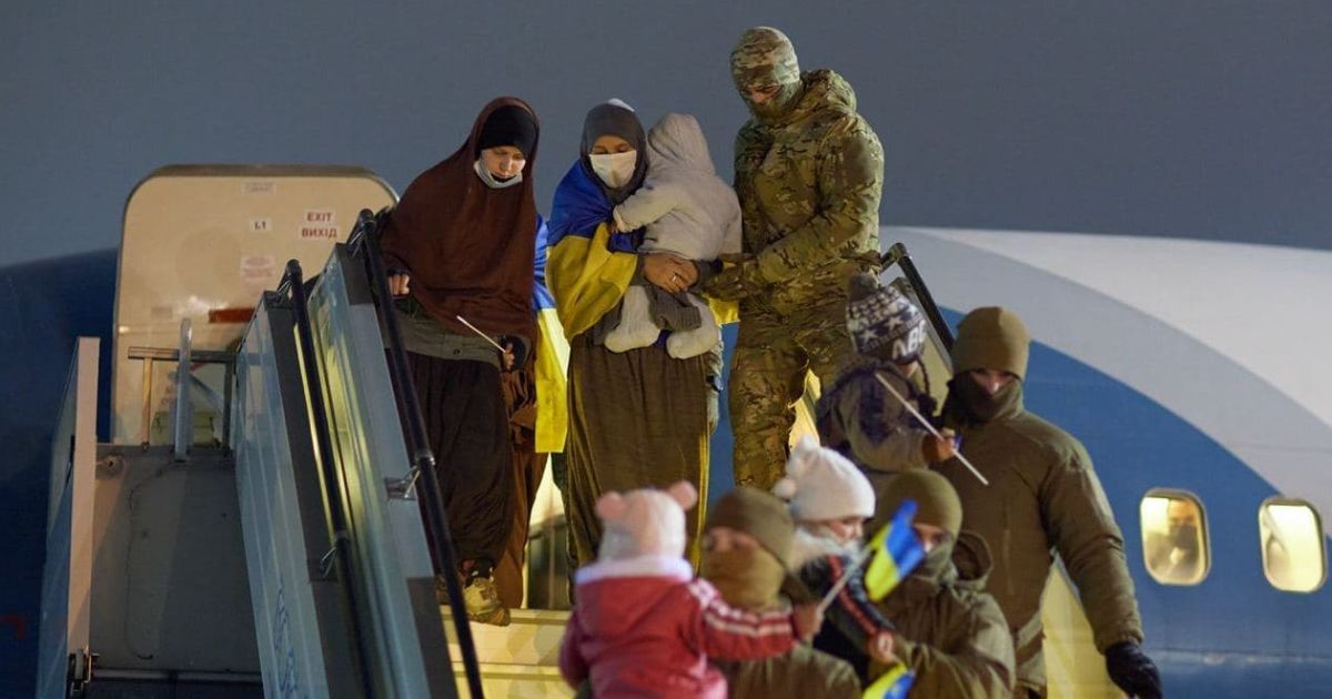 Із табору в Сирії до Києва доправили визволених двох українок, чиї чоловіки були бойовиками ІДІЛ