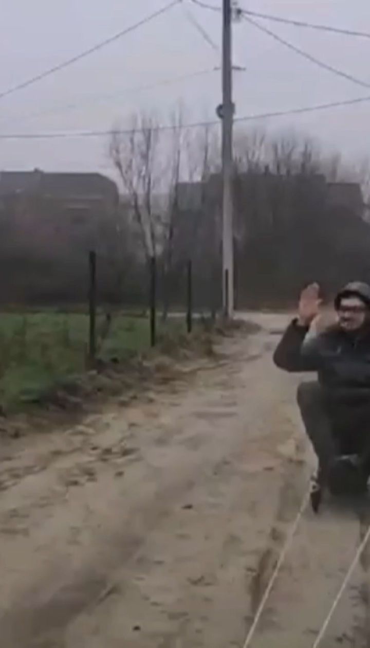 Під Львовом чоловіка катали на санчатах багнюкою та калюжами