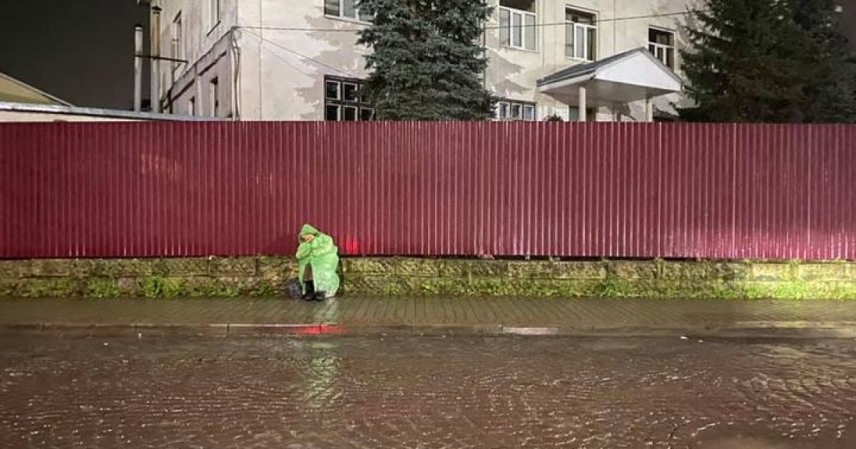 В Мукачево бабушка годами живет под открытым небом: в чем причина