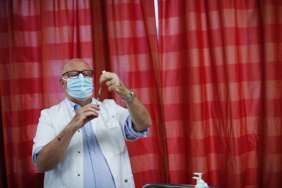 Бразилія почала масову імунізацію вакцинами, які також придбала Україна