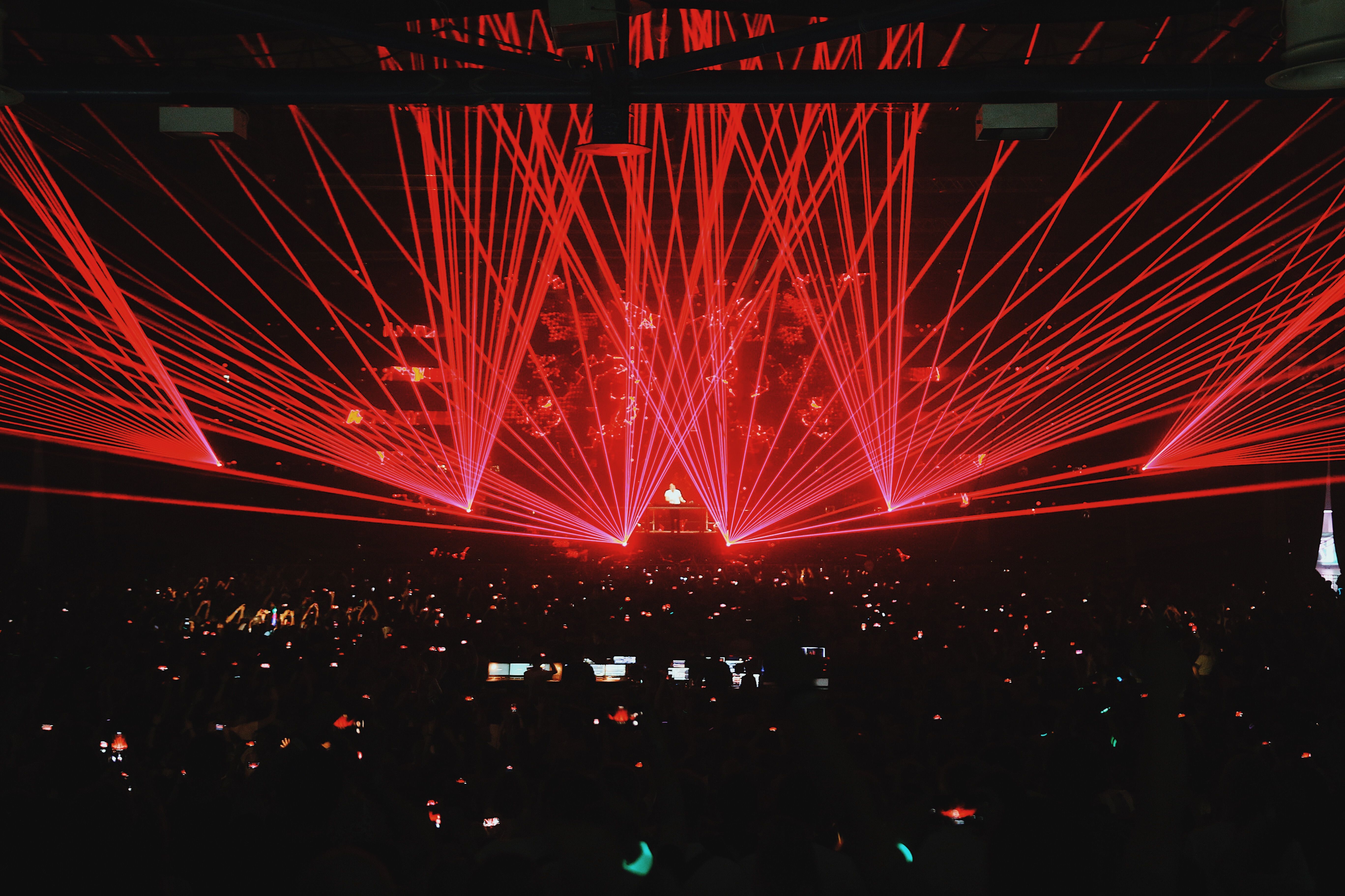 Зажигательные треки, украинский флаг и зарубежные фаны: как прошло  грандиозное шоу Армина Ван Бюрена в Киеве — Шоу-бизнес