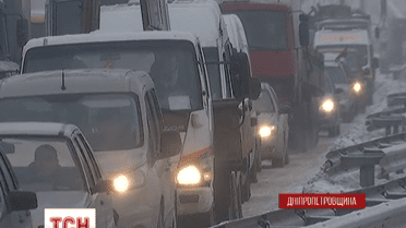Сегодня на Днепропетровщине сотни машин стояли в трехкилометровой пробке