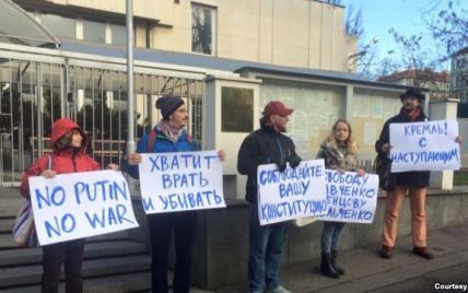 У Празі під російським посольством протестували проти імперіалістичної політики Кремля