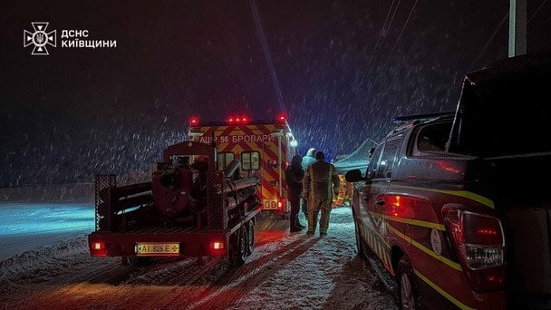 У місті Яготин Бориспільського району виникла пожежа на території складського комплексу.  / © ДСНС