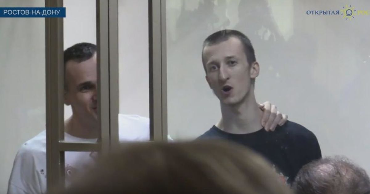 Сенцов на Кольченко спели гимн Украины.