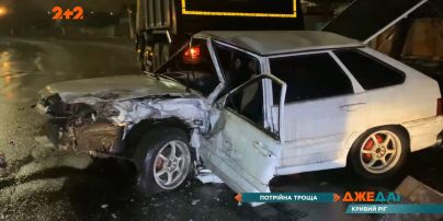 В Кривом Роге водитель "Ниссана" под дождем проверил свой автомобиль на прочность, но попал в аварию