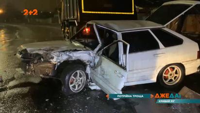 У Кривому Розі водій "Ніссану" під час зливи перевірив своє авто на міцність, але потрапив в аварію