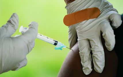 Четверта доза вакцини не зупиняє поширення "Омікрона" - дослідження
