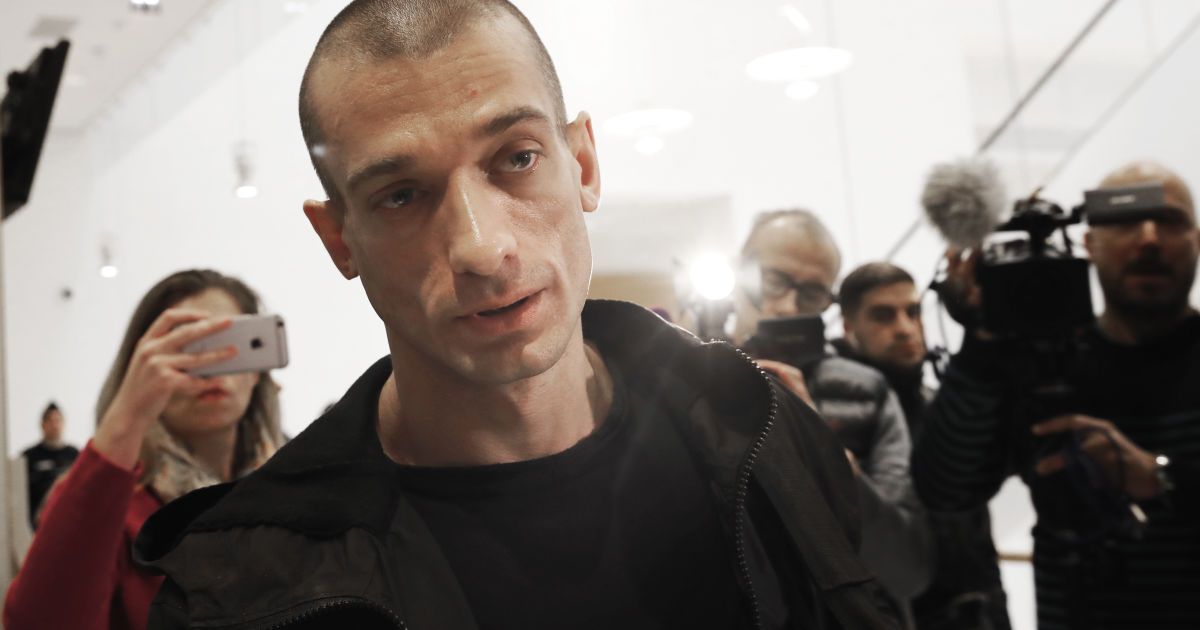 Інтимне відео, політичний порноресурс та бійка. У Парижі затримали російського художника Павленського та його подругу