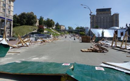 "Мешал расследованию расстрелов". Активисты снесли забор возле Майдана в Киеве
