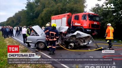 Новини України: на Прикарпатті у ДТП загинула одна людина, ще шестеро постраждали