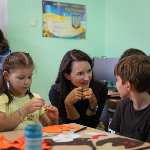 Кристин Дэвис с украинскими беженцами / © instagram.com/refugees