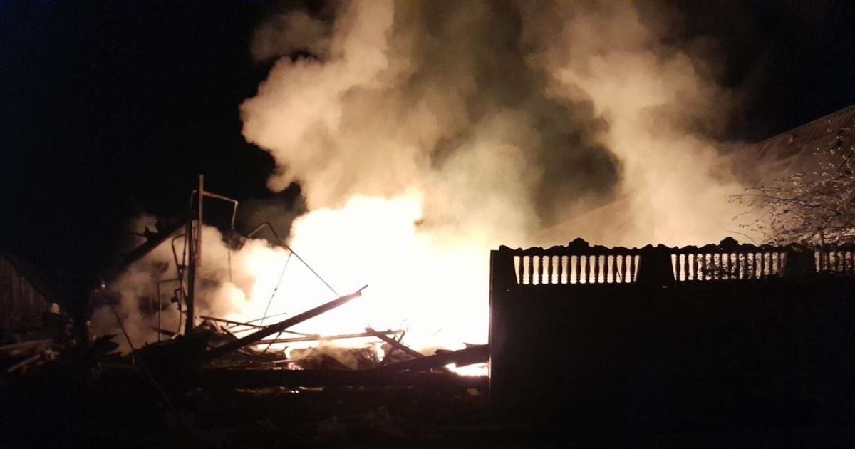 Унаслідок кількох скидів вибухових пристроїв повністю згоріли приватний житловий будинок та хлів
