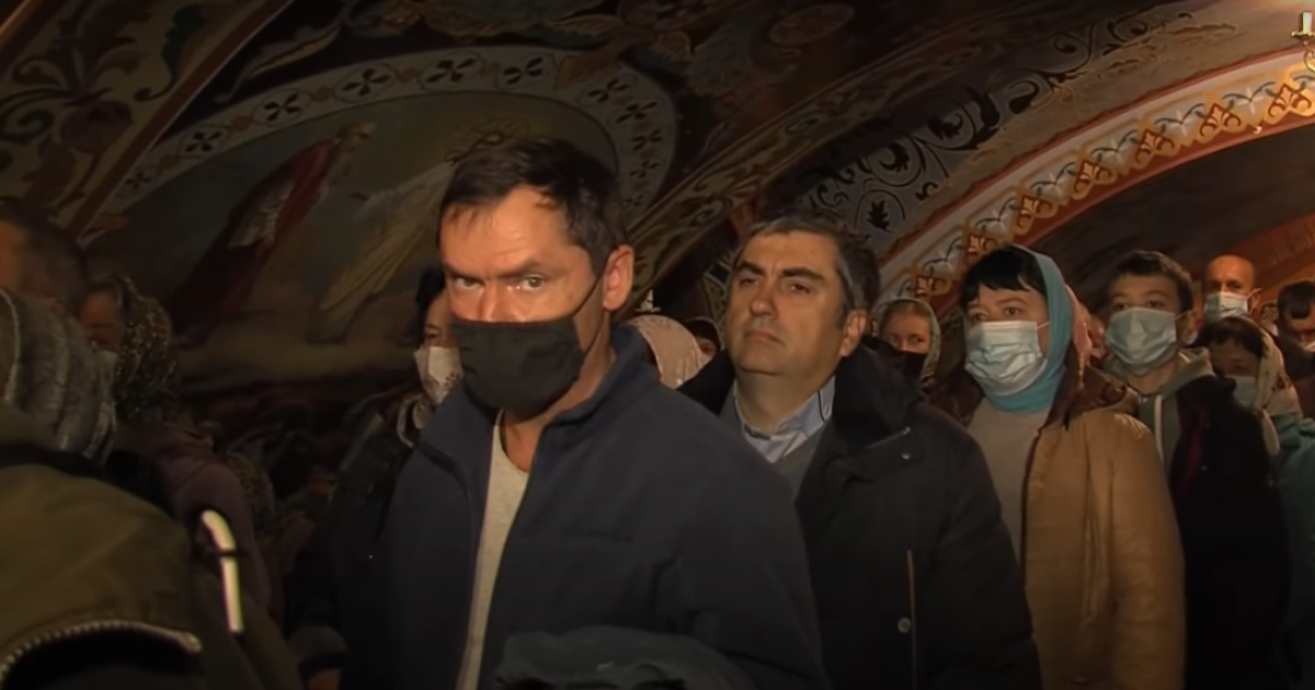 "Стер все бігом": у Рівному з храму силоміць вигнали журналістів, які знімали порушення карантину