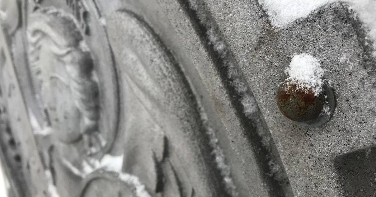 На мосту Патона у Києві радянську зірку замінили на Архангела Михаїла