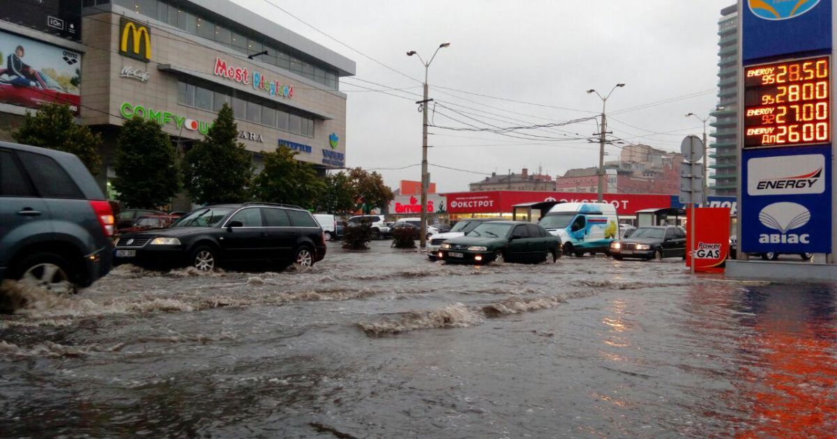 У Дніпрі через зливу затопило дороги