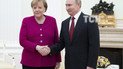 Путин заявил Меркель, что хочет бессрочного "особого статуса" для Донбасса