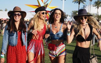 В бикини и ярких летних нарядах: Алессандра Амбросио показала, как отдыхает на Coachella