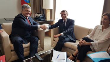 Порошенко і Макрон у кулуарах Генасамблеї ООН / © Twitter/Святослав Цеголко