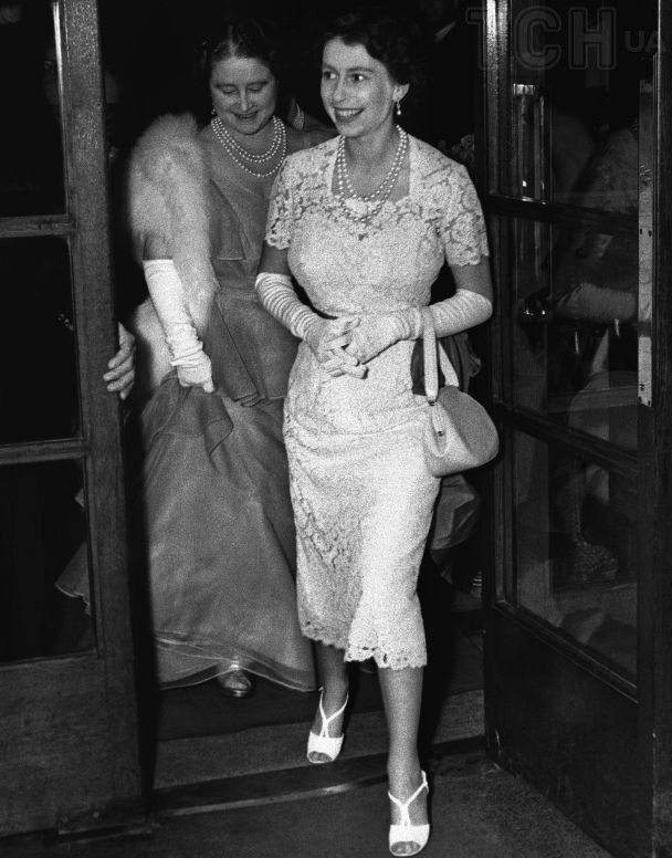 Королева Єлизавета II та її мати королева Єлизавета Боуз-Лайон, липень 1955 року / © Associated Press
